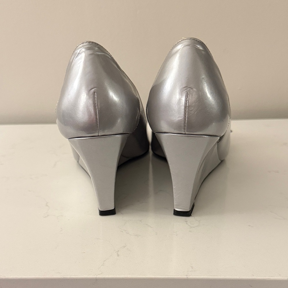 Elegant Silver Stuart Weitzman Wedge Peep-Toe Genuine Leather Shoes 7.5 $269 - Picture 6 of 12